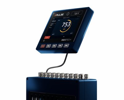 Core-Unit: 10,1-Zoll-Display, fünf RGB-beleuchtete Tasten, Verbindung zur XPANSION-Unit. Produktvisualisierung des Entwicklungsstands.